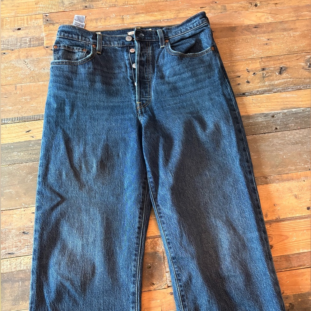LEVI’S RIBCAGE STRAIGHT ANKLE WOMEN'S JEANS- Size 29- Gently Used